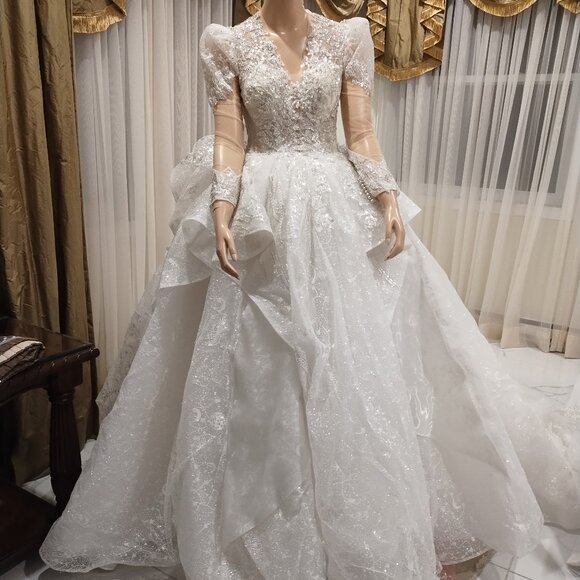 Wedding gown - Picture 1 of 2